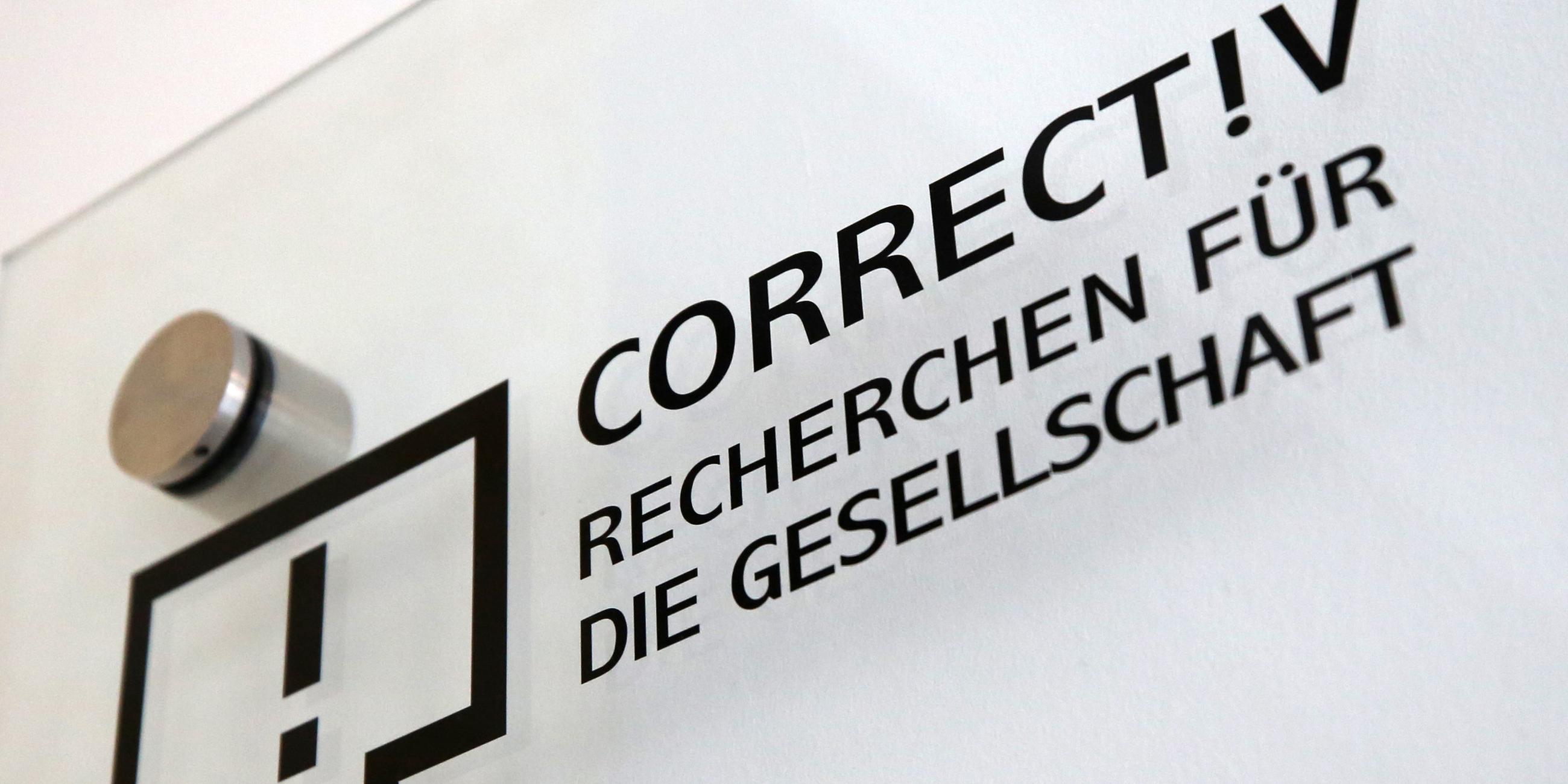 Das Firmenschild des stiftungsfinanzierten Recherchebüros "Correctiv" hängt am 16.01.2017 an einer Hauswand in Essen (Nordrhein-Westfalen). 