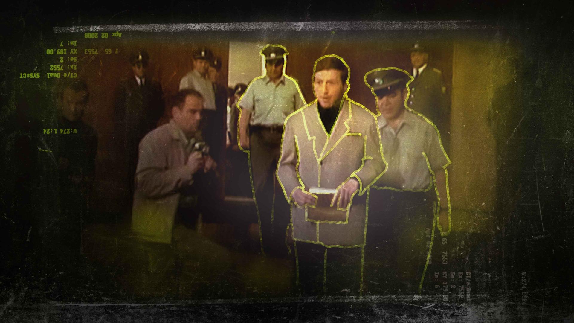 Ein gelb markierter Mann mit Zetteln in der Hand, im Hintergrund uniformierte Männer und ein Reporter