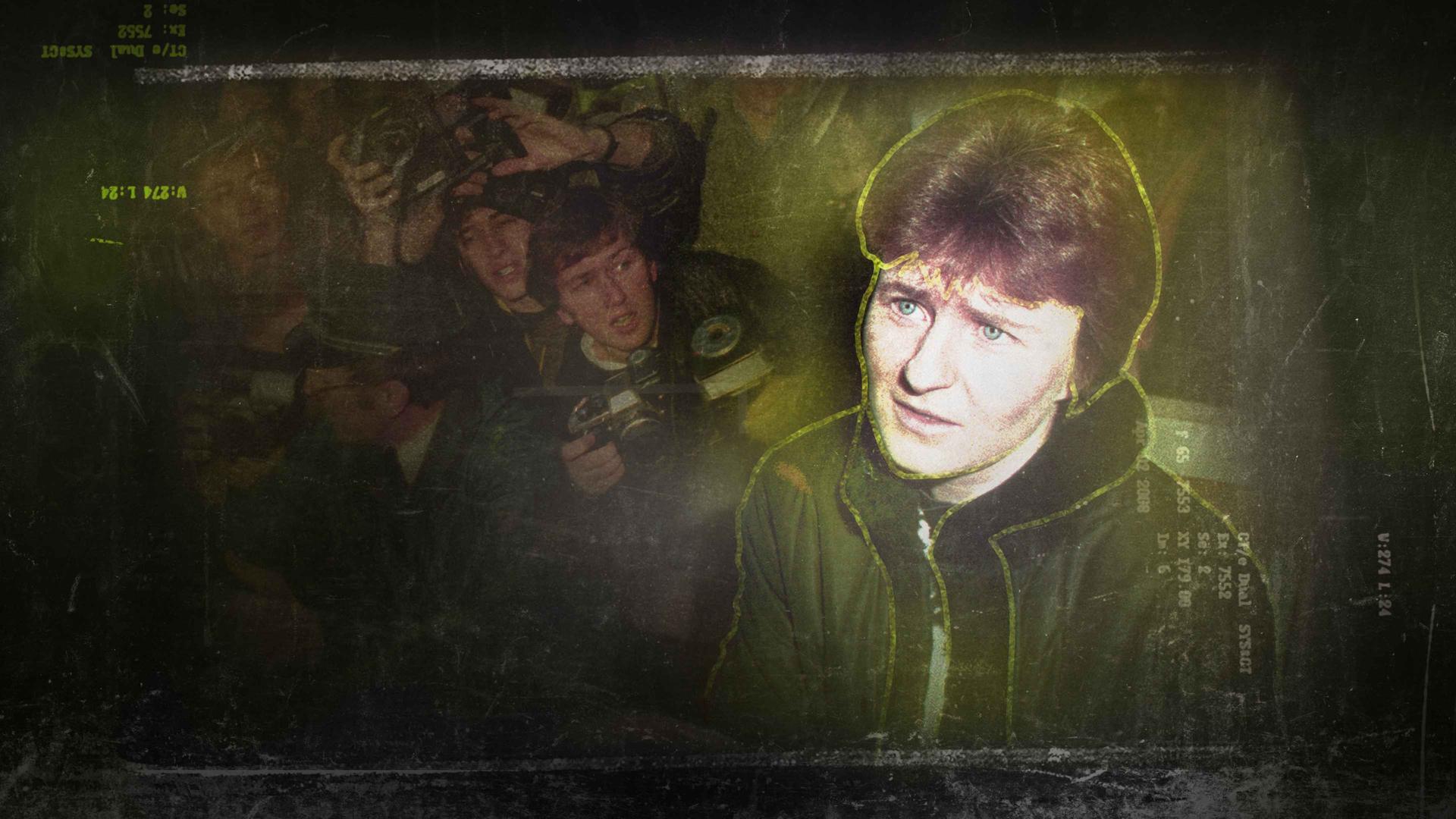 Eine Frau mit kurzen Haaren und hellen Augen, im Hintergrund Reporter mit großen Kameras