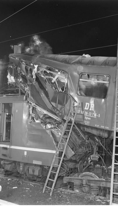 "Die schwersten Unglücke der DDR - Nur die Stasi kennt die Wahrheit": Schwarz-Weiß-Foto: Zwei verkeilte Eisenbahnzüge nach einer Kollision.