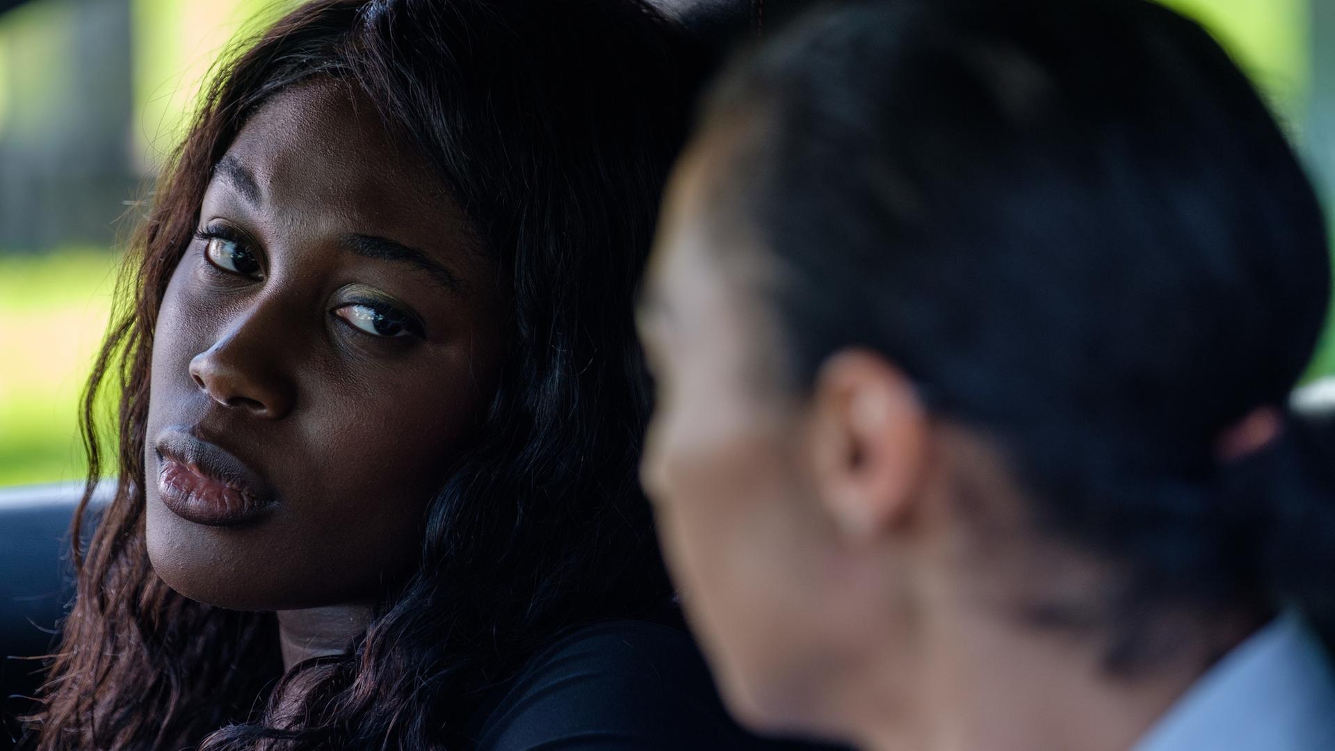 "Fatale Zusammentreffen: Die Traumfrau": Nachgestellte Szene: Zwei Frauen sitzen in einem Auto und schauen sich ernst an.