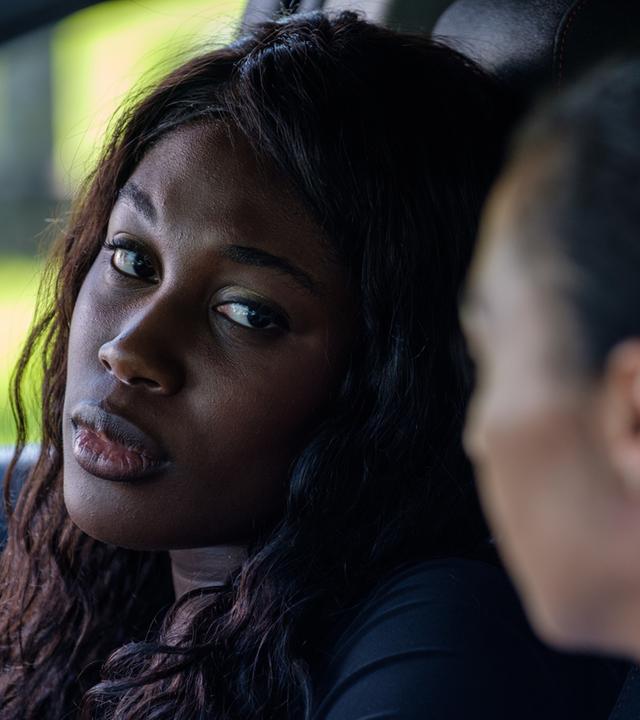 "Fatale Zusammentreffen: Die Traumfrau": Nachgestellte Szene: Zwei Frauen sitzen in einem Auto und schauen sich ernst an.