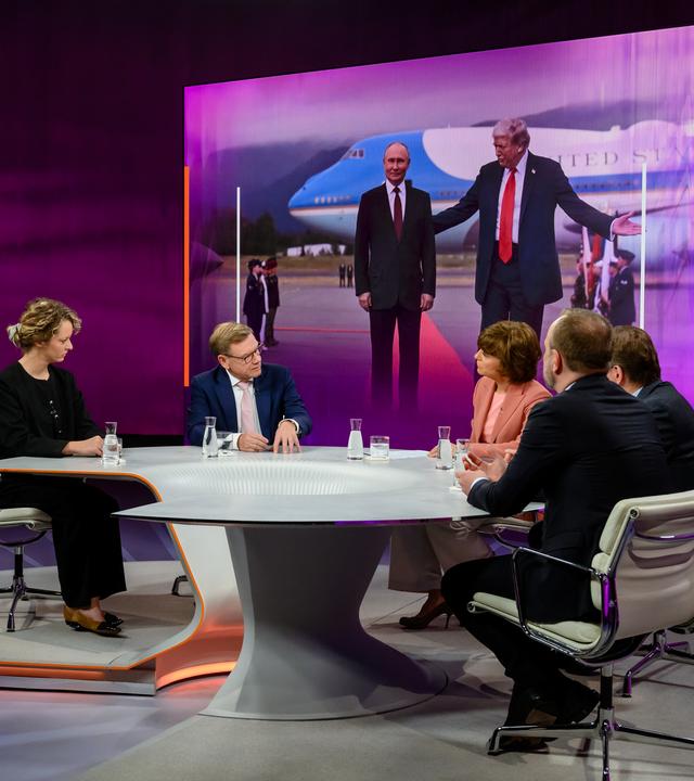 Von links: Mareike Müller, Johann Wadephul, Maybrit Illner, Peter R. Neumann, Ralf Stegner