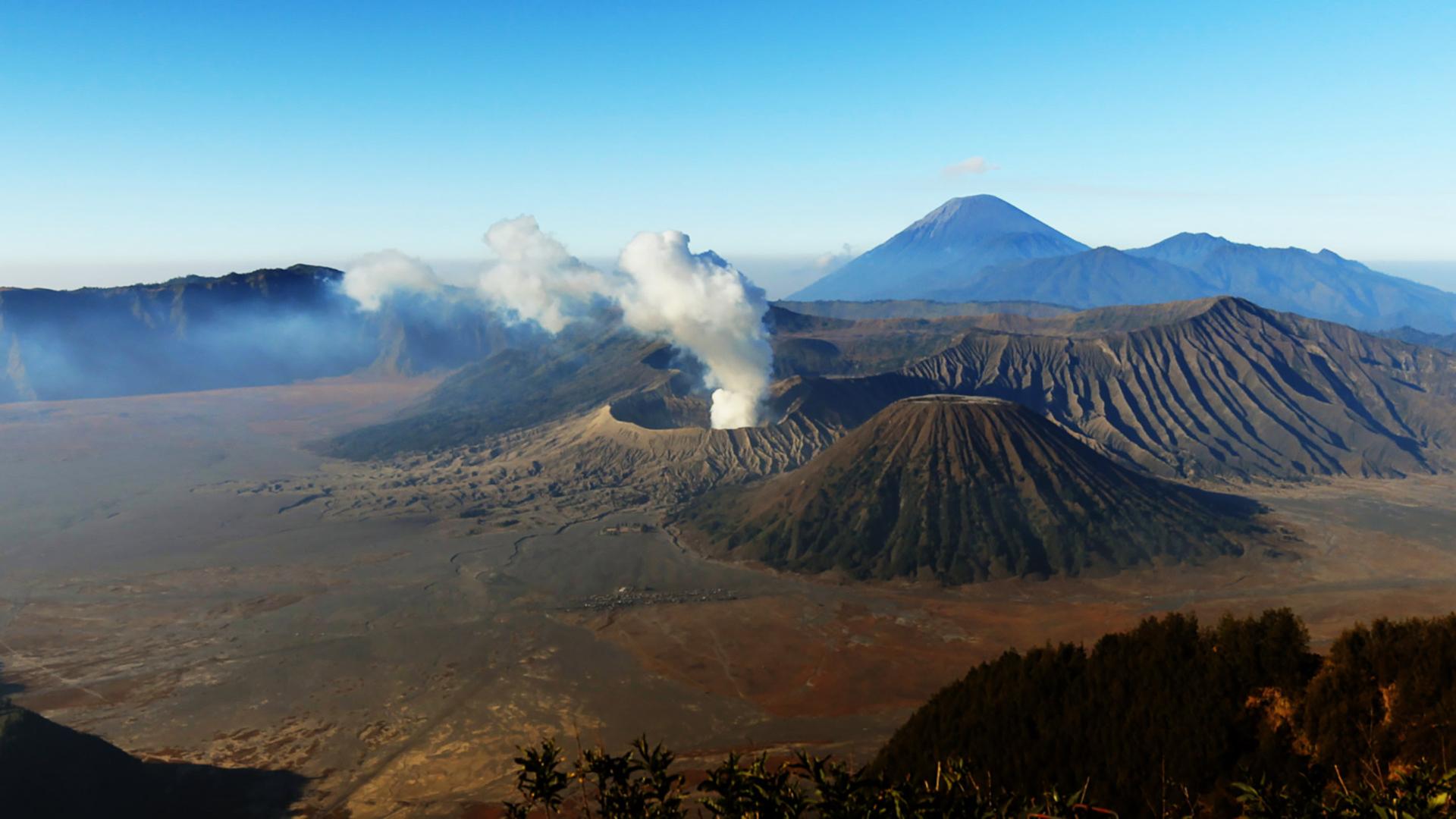 "Java - Im Schatten der Vulkane": Totale mit mehreren Vulkanen und Kratern.