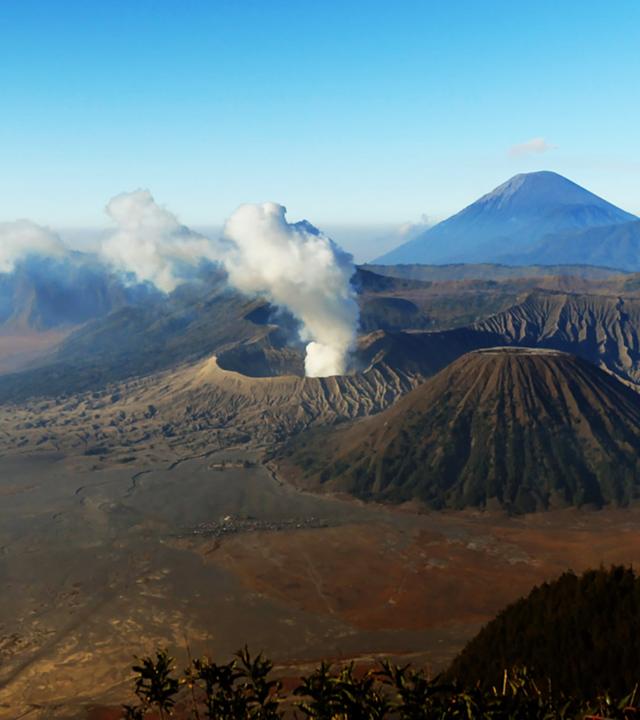 "Java - Im Schatten der Vulkane": Totale mit mehreren Vulkanen und Kratern.