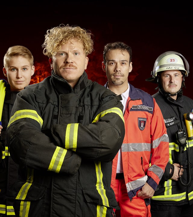 Fünf Feuerwehrleute der Feuerwehr Hamburg in einer Collage nebeneinander stehend