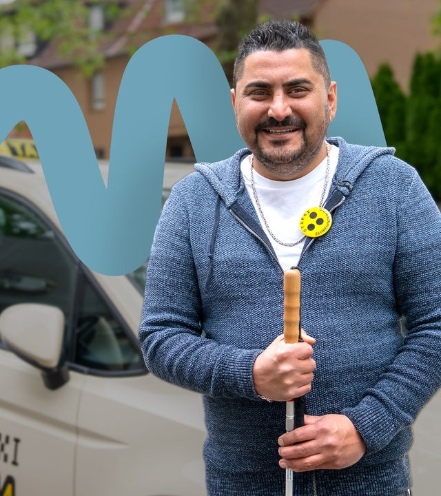 Gazi Senlik führt ein Taxiunternehmen und hat eine starke Sehbehinderung