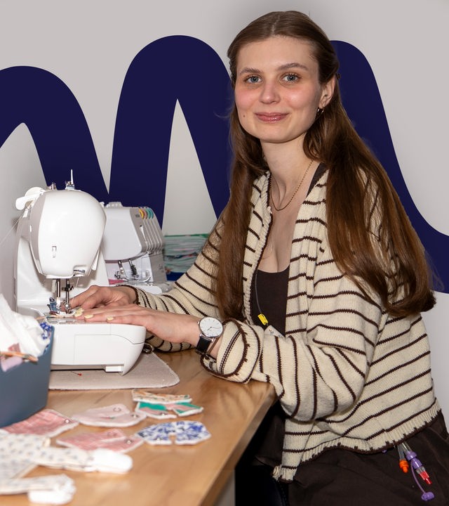 Anna Hörster hat sich mit der Herstellung medizinischer Hilfsmittel für Ernährungssonden, Blasenkatheter und Ports selbständig gemacht.