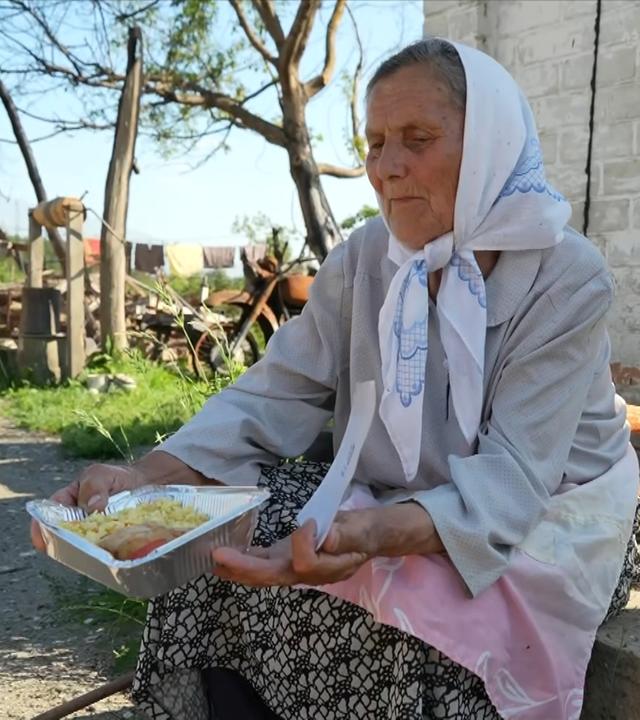 Freiwillige Ukrainer helfen Landsleuten