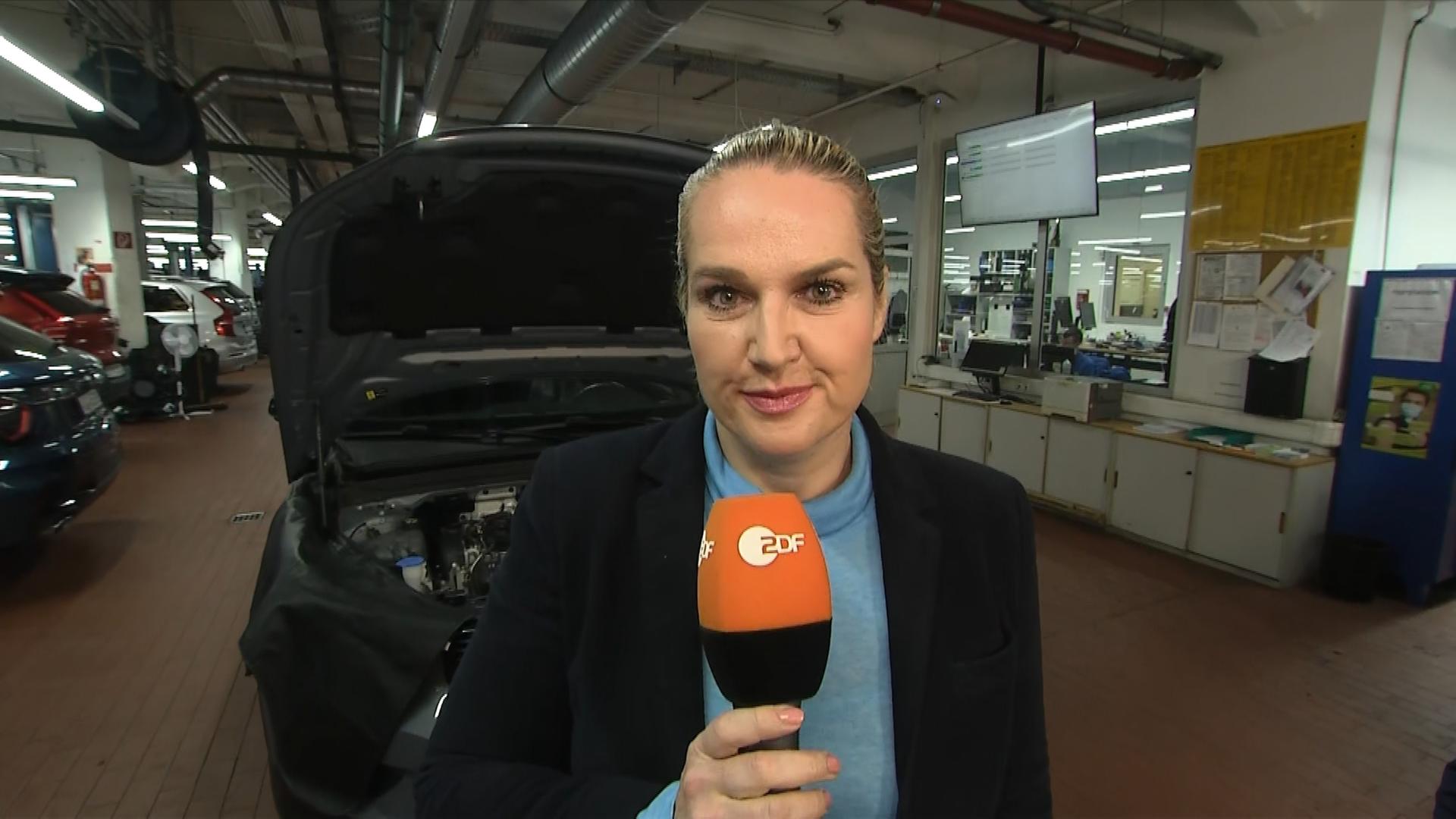 ZDF-Reporterin Sandra Susanka im Autohaus "Emil Frey Schwabengarage" in Stuttgart