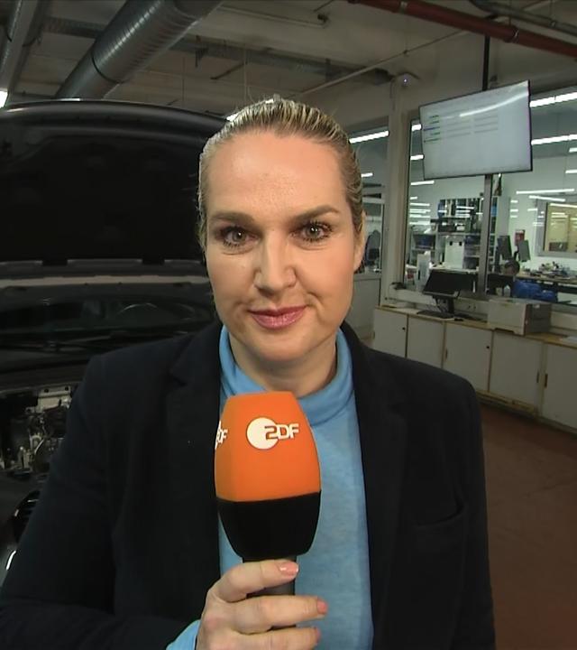 ZDF-Reporterin Sandra Susanka im Autohaus "Emil Frey Schwabengarage" in Stuttgart