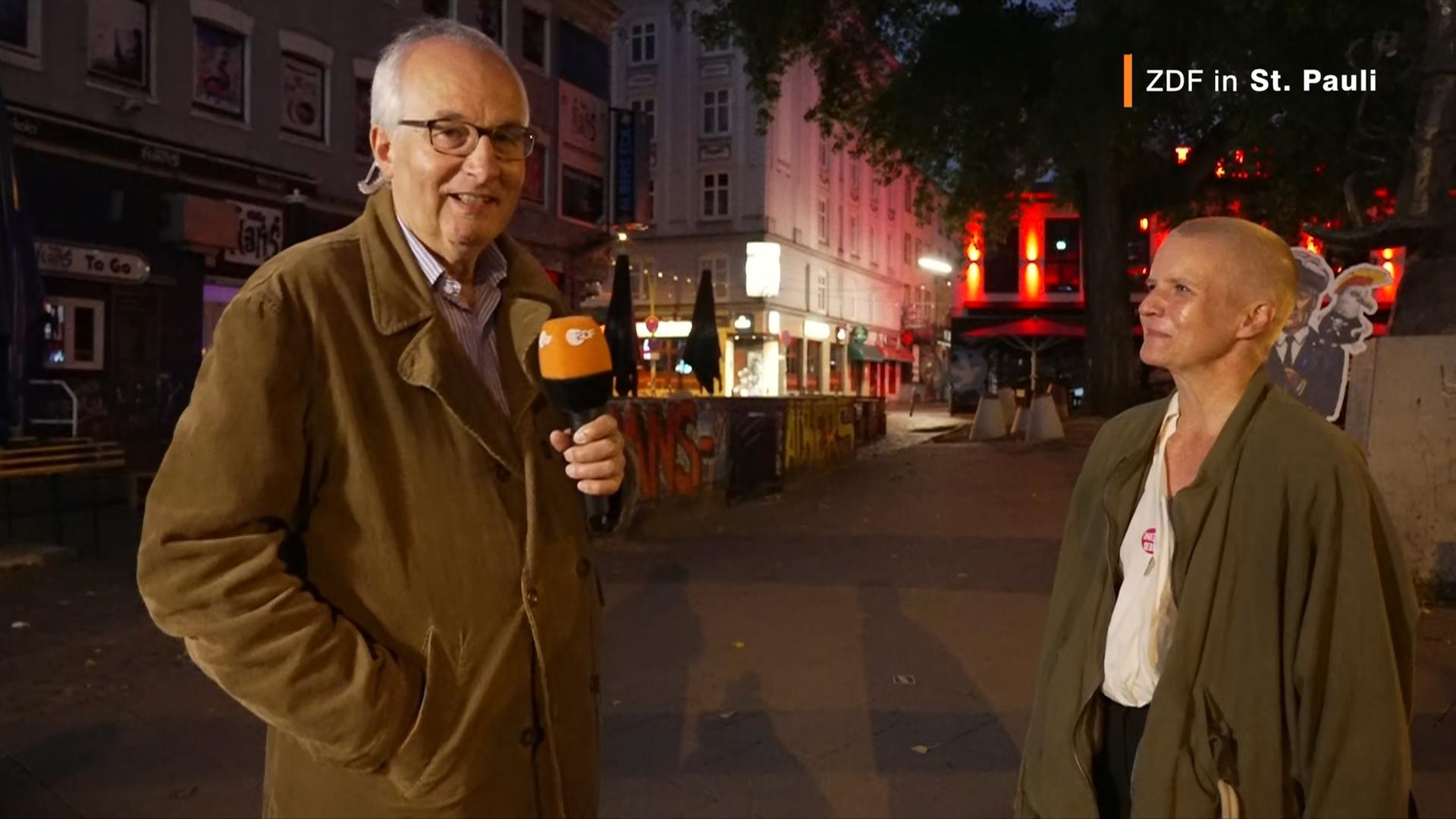 ZDF-Reporter Ralf Zimmermann von Siefart mit der Quartiersmanagerin Julia Staron