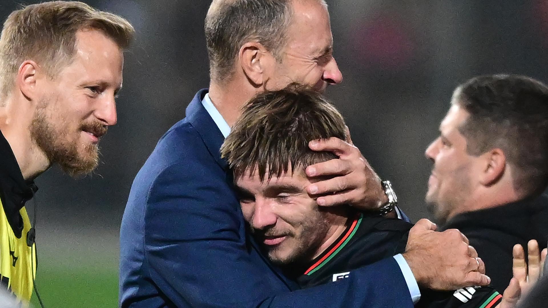 Augsburgs Trainer Jess Thorup (l) freut sich nach dem Spiel mit Augsburgs Mads Pedersen.