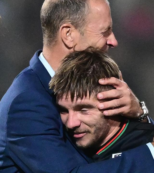 Augsburgs Trainer Jess Thorup (l) freut sich nach dem Spiel mit Augsburgs Mads Pedersen.