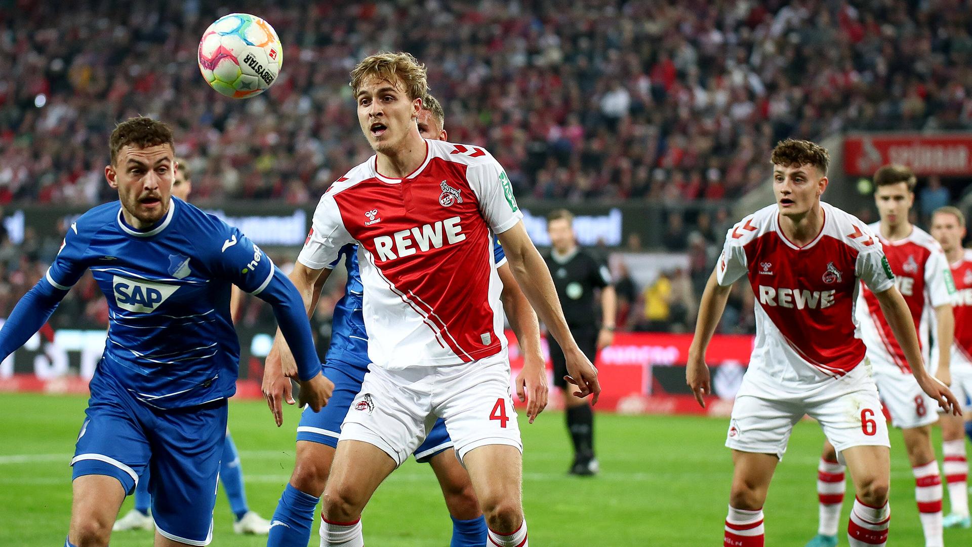 Jacob Bruun Larsen (TSG 1899 Hoffenheim, 7) kämpft gegen Timo Hübers um den Ball am 30.10.2022.