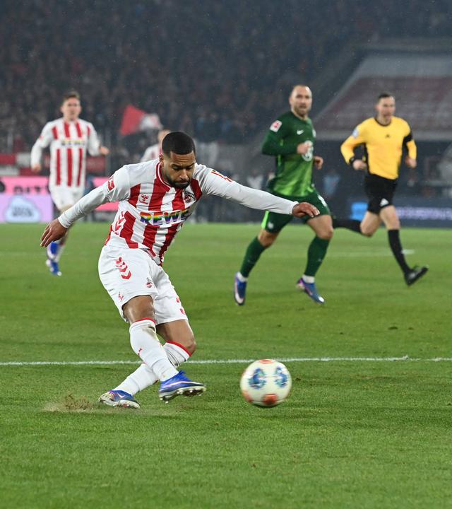 In der Bundesligapartie des 1.FC Köln gegen den VfL Wolfsburg kommt Kölns Stürmer Linton Maina zum Torschuss