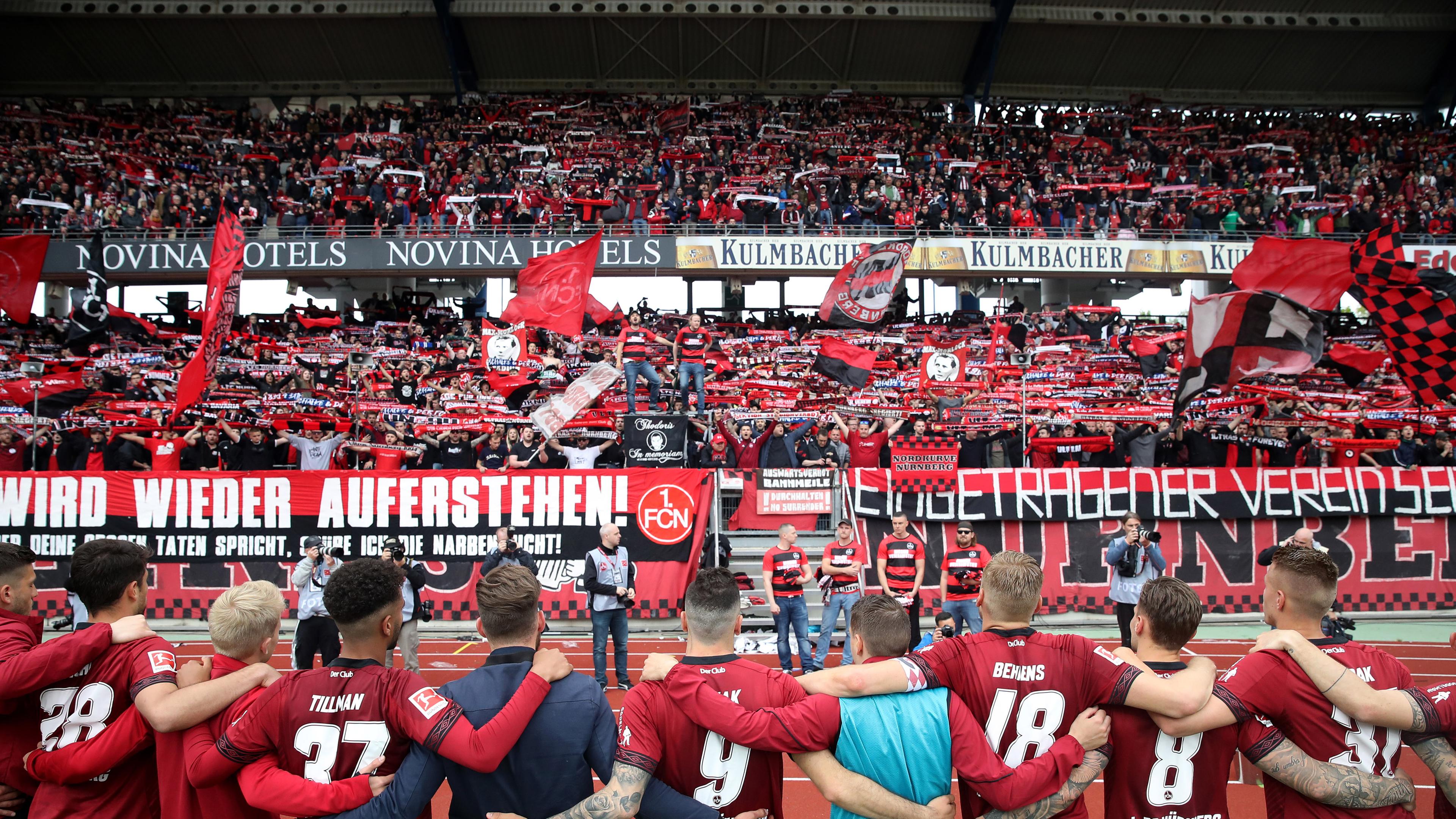 Nürnberger Spieler stehen nach dem Abpfiff vor ihren Fans