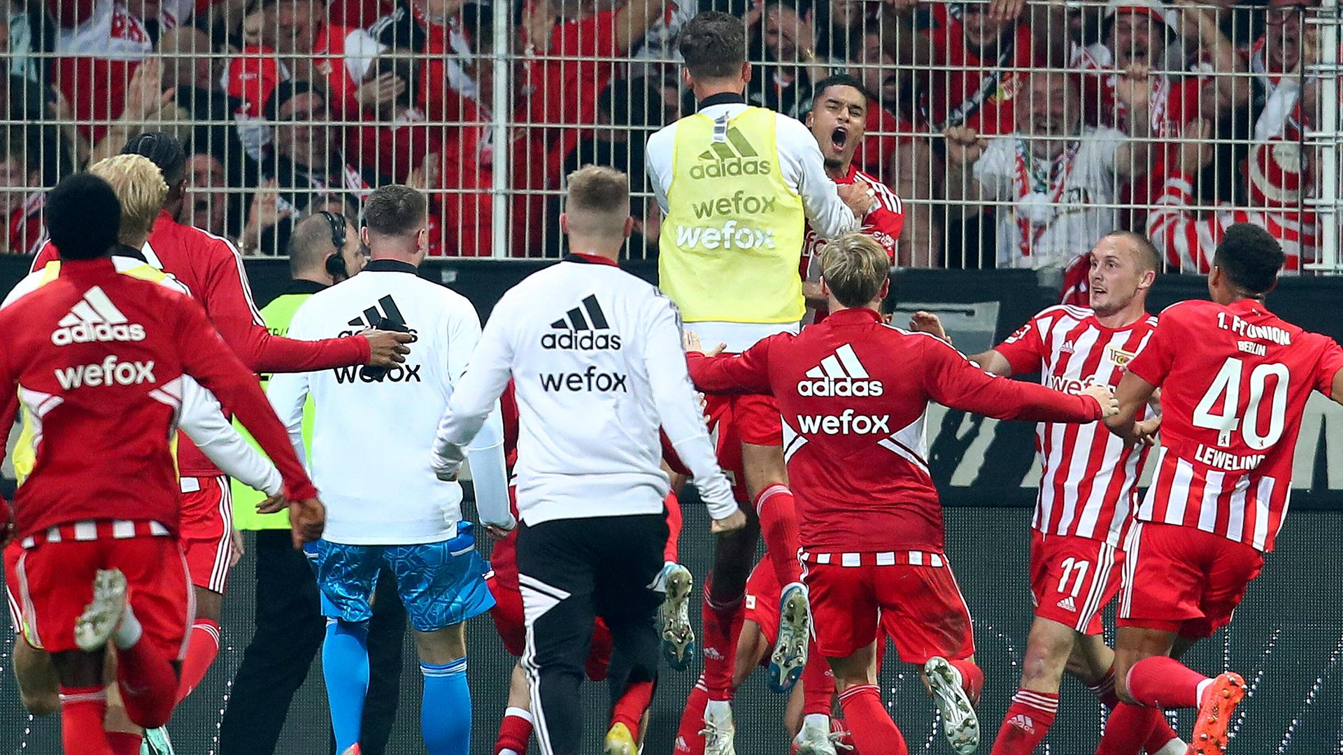 Danilho Doekhi (Union Berlin, 5) jubelt mit seinem Team am 30.10.2022.