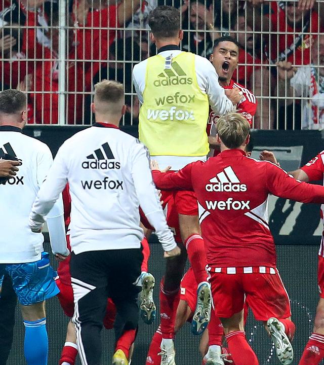 Danilho Doekhi (Union Berlin, 5) jubelt mit seinem Team am 30.10.2022.