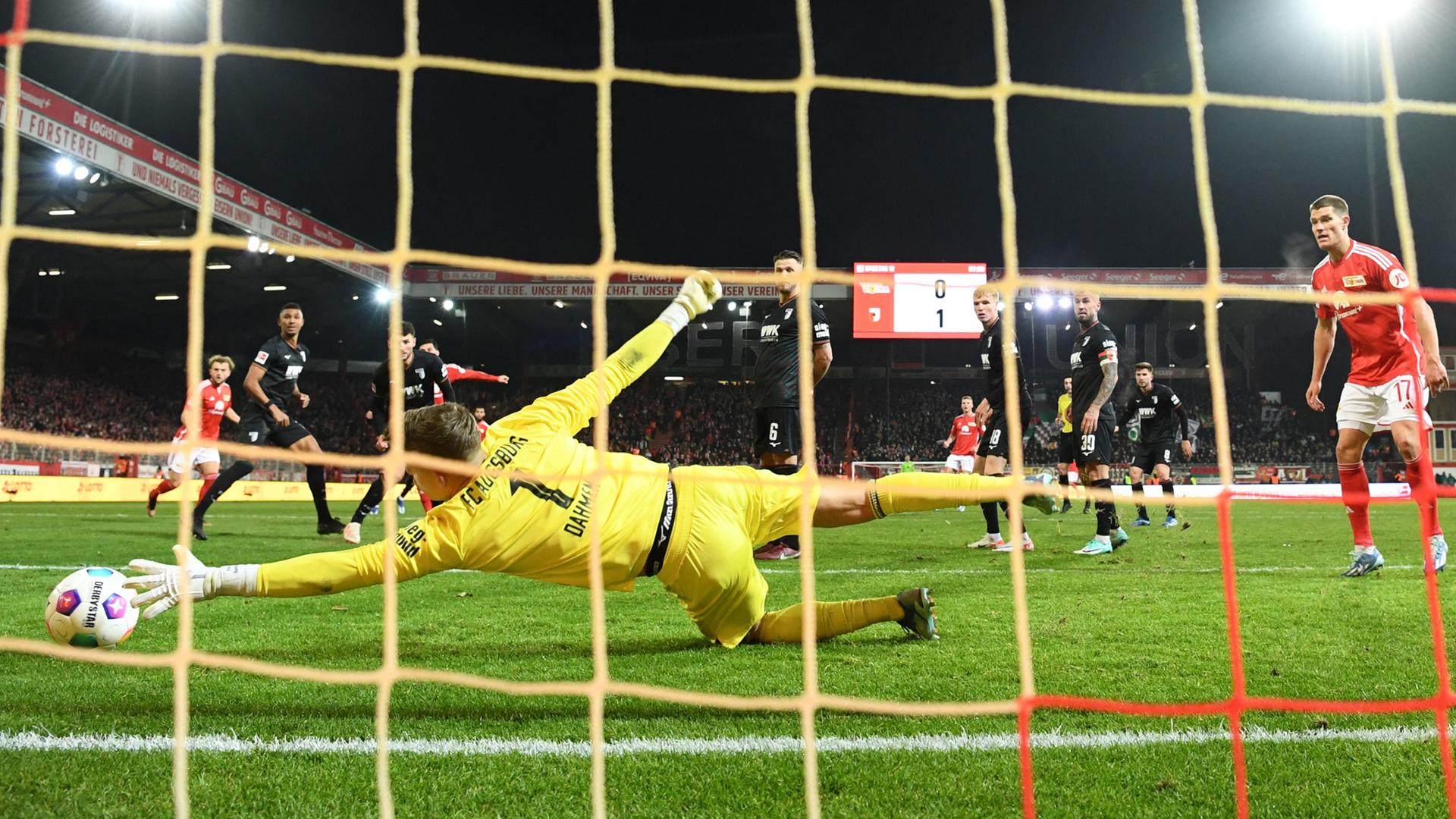 Kevin Volland schießt das erste Tor für Union Berlin.