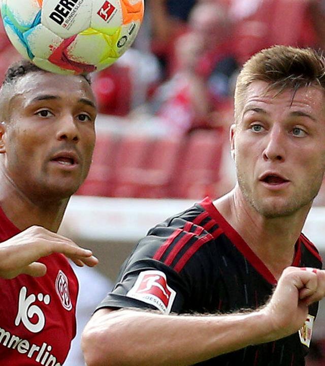 Karim Onisiwo (9, Mainz 05) in Aktion gegen Robin Knoche (31, Union Berlin) am 14.08.2022.