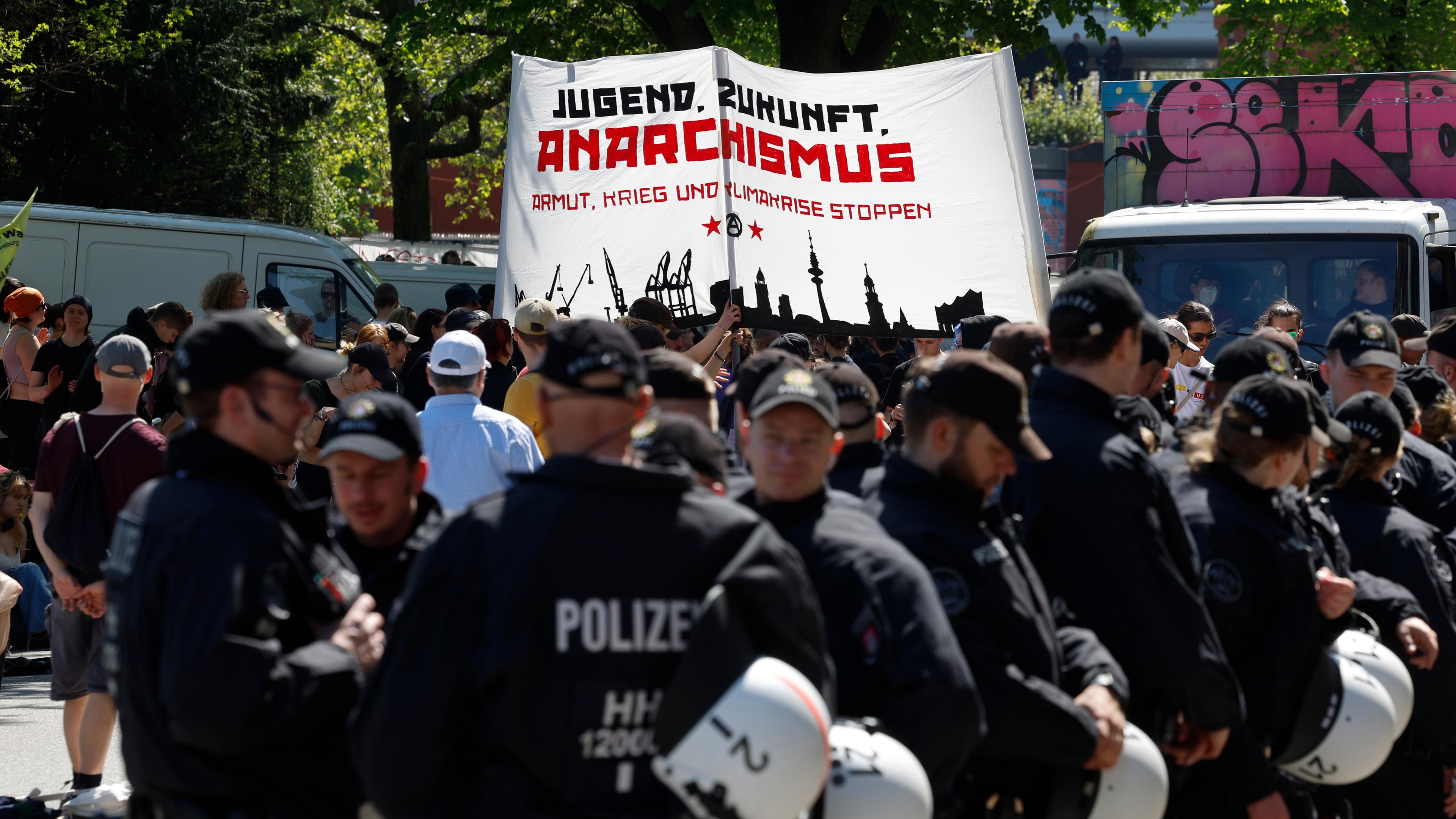 Hamburg: Polizei beobachtet die Teilnehmer bei einer Demonstration linker Gruppen zum 1. Mai im Schanzenviertel.