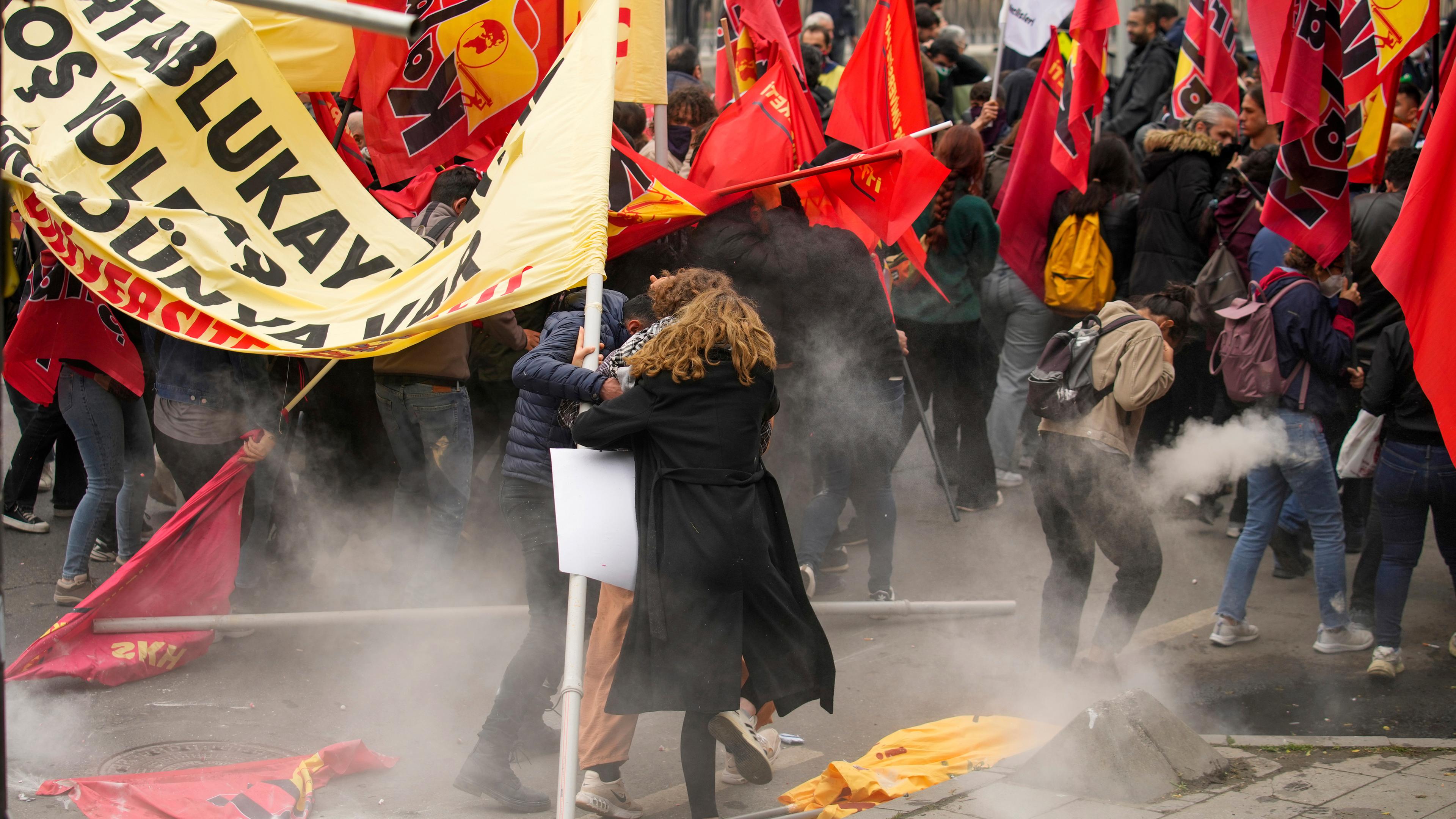 Türkei, Istanbul: Türkische Polizisten gehen gegen Demonstranten vor, als diese versuchen, den Taksim-Platz für eine nicht genehmigte Maikundgebung während einer Demonstration zum Internationalen Tag der Arbeit zu erreichen.