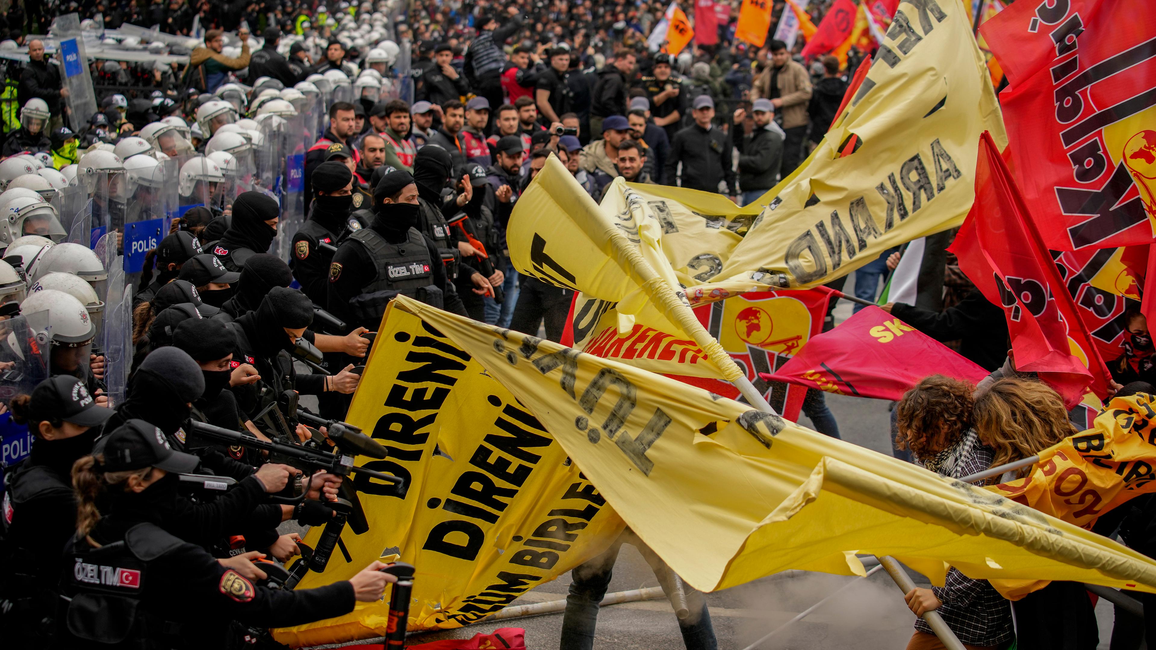 Türkei, Istanbul: Türkische Polizisten gehen gegen Demonstranten vor, als diese versuchen, den Taksim-Platz für eine nicht genehmigte Maikundgebung während einer Demonstration zum Internationalen Tag der Arbeit zu erreichen.