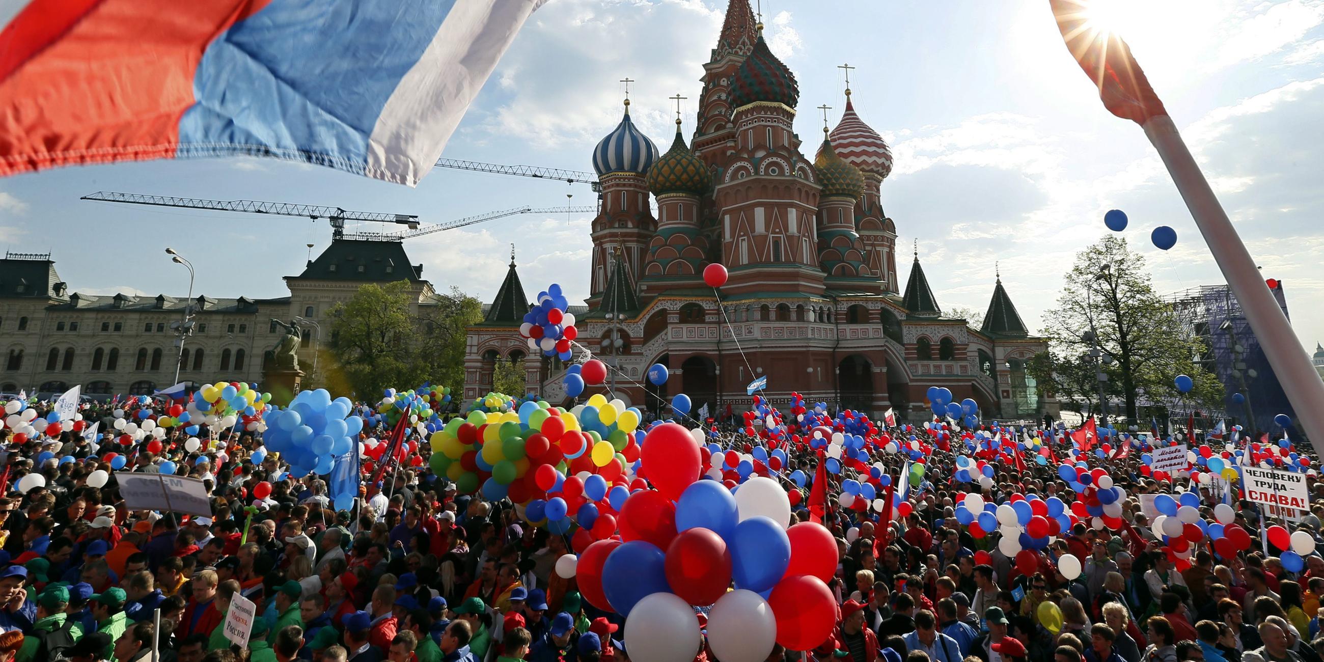 Archiv: Menschen gehen mit Fahnen und Luftballons auf dem Roten Platz während einer Kundgebung in Moskau, Russland, 1. 5. 2014.