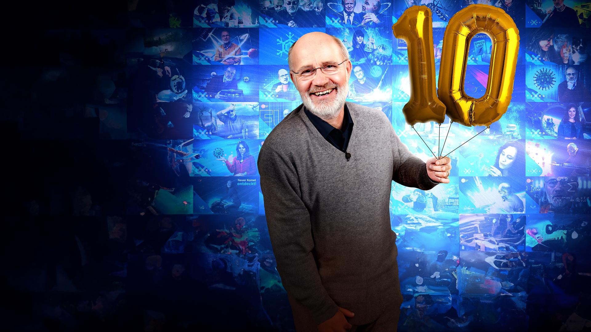Harald Lesch mit einer 10 aus Luftballons.