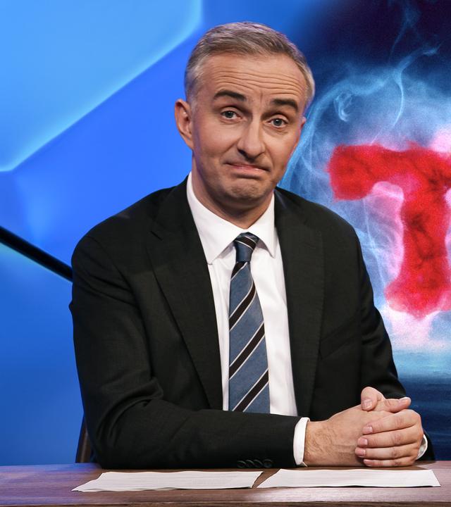 Jan Böhmermann sitzt am Schreibtisch. Rechts von ihm ist eine Sanduhr abgebildet, hinter der das Wort "TOD" in großen, roten Buchstaben geschrieben steht.