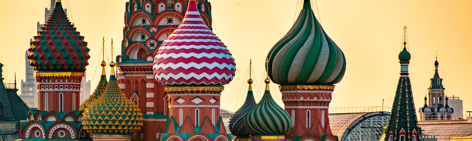 Eine russisch-orthodoxe Kirche mit vielen bunten Zwiebeltürmen.