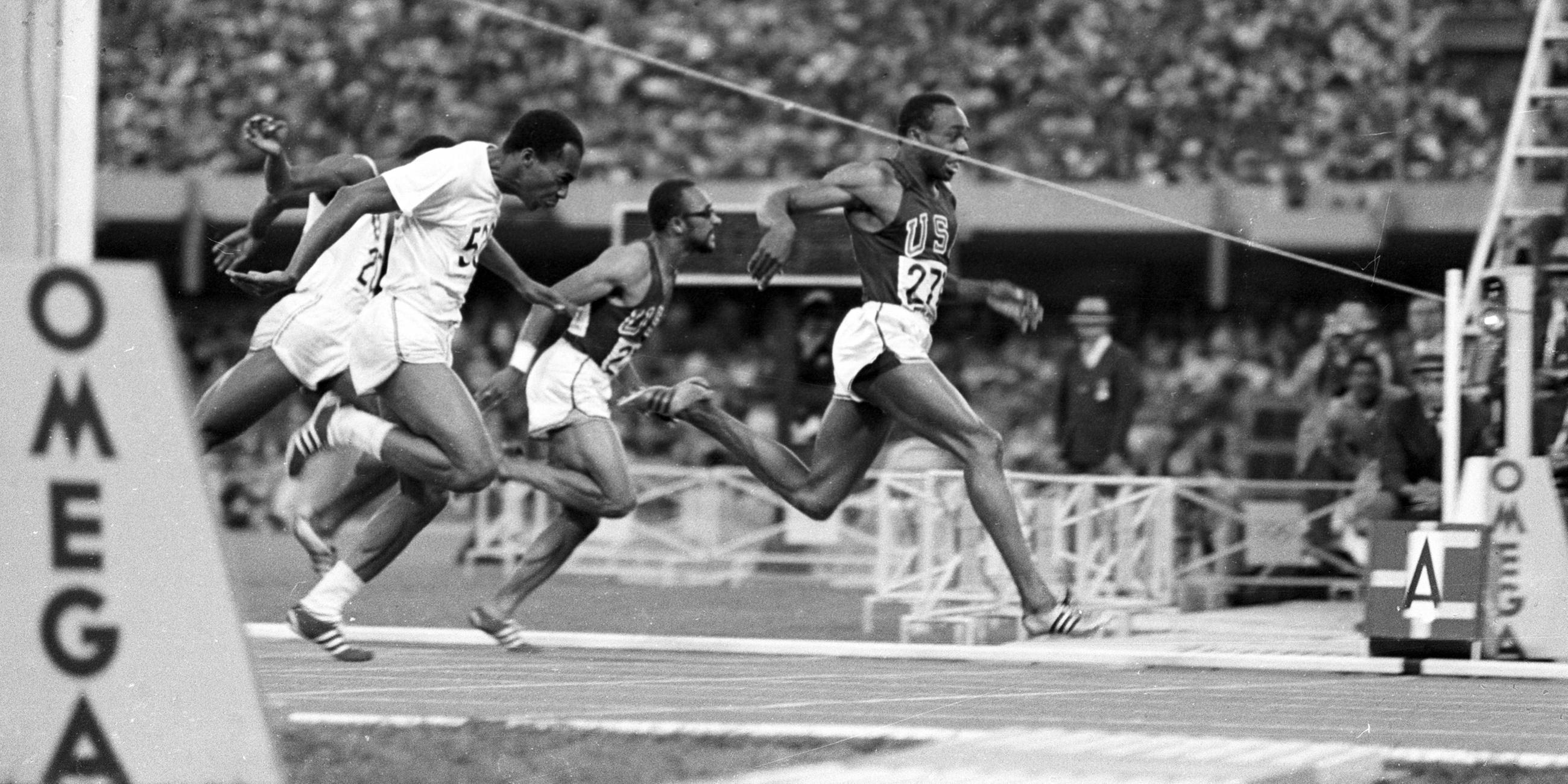 Olympiasieger Jim Hines USA gewinnt in Weltrekordzeit das 100m-Finale der Olympischen Spiele 1968