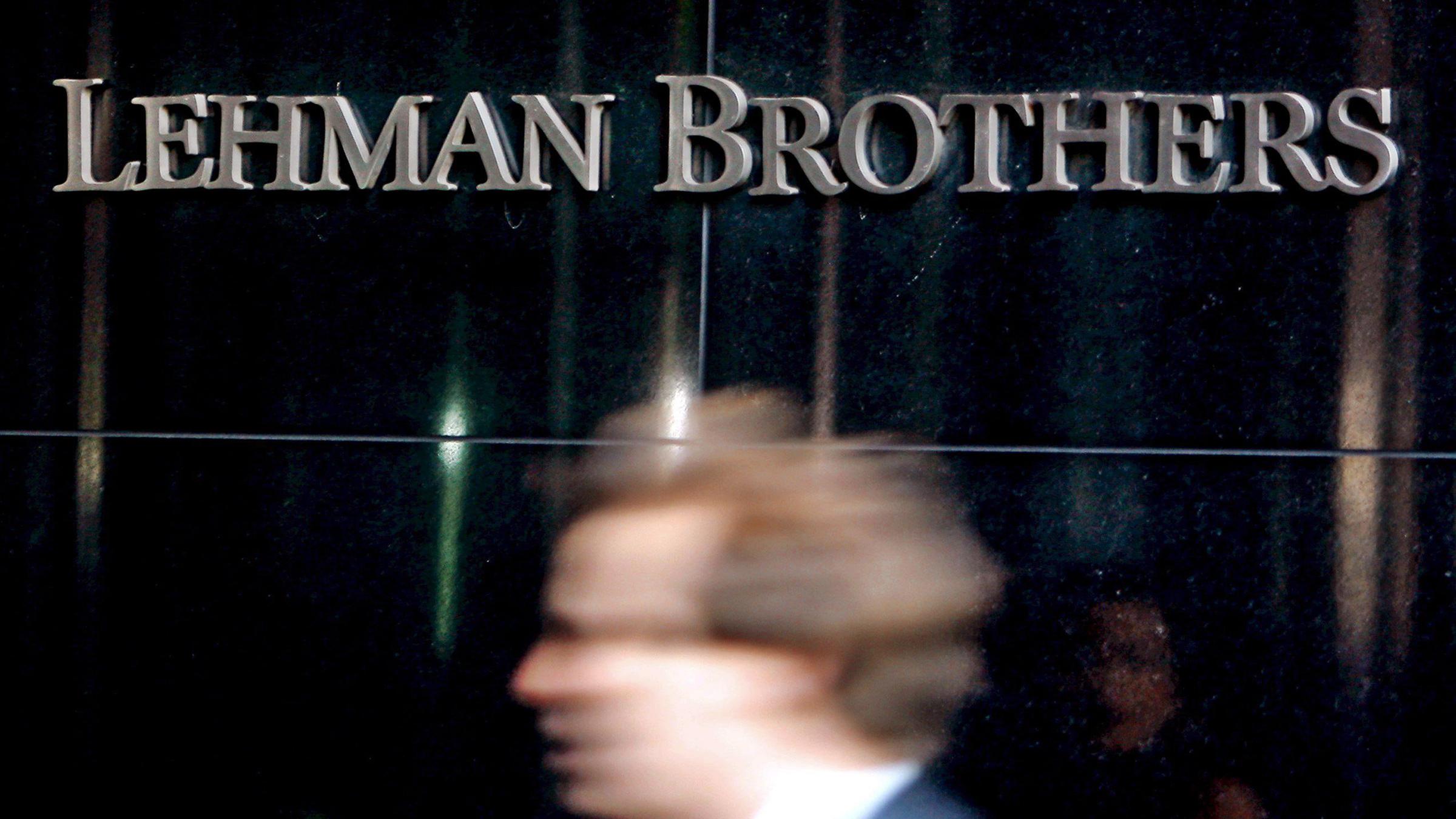 mann vor der zentrale von lehman brothers