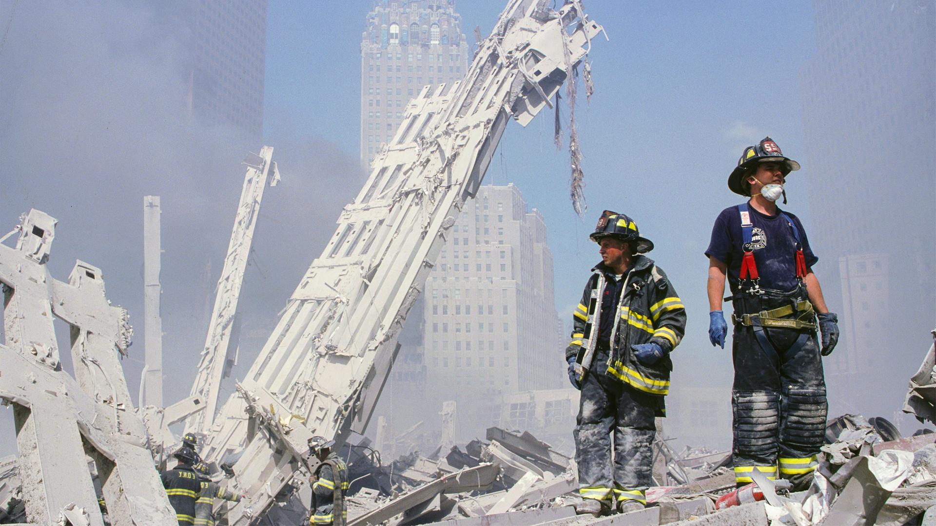 11. September 2001: Feuerwehrleute zwischen Trümmern des World Trade Centers