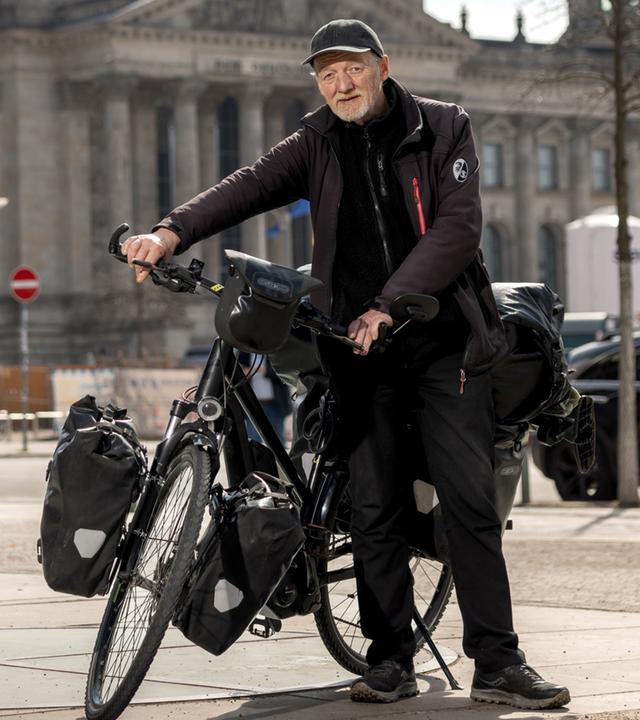 Hartmut Nölling steht mit seinem Fahrrad vor dem Bundestag