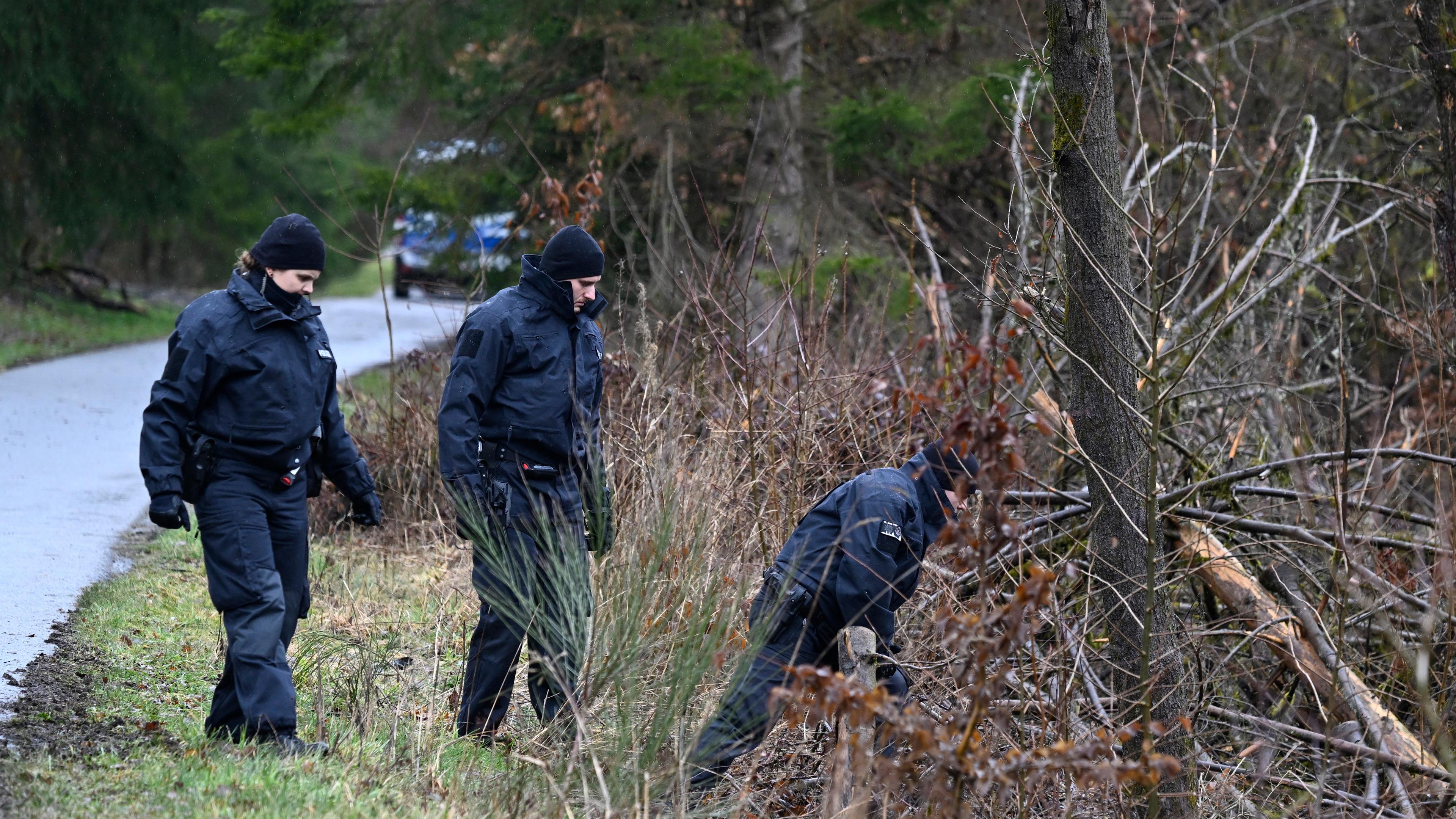 : Polizisten suchen am Fundort des getöteten Mädchens Luise nach weiteren Hinweisen