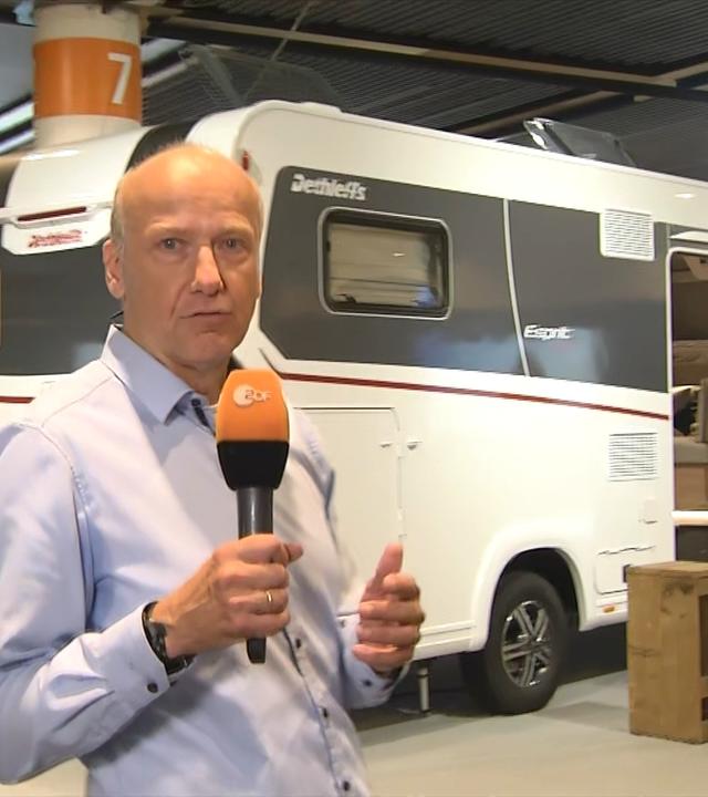 ZDF-Reporter Peter Böhmer auf der Caravan Salon in Düsseldorf