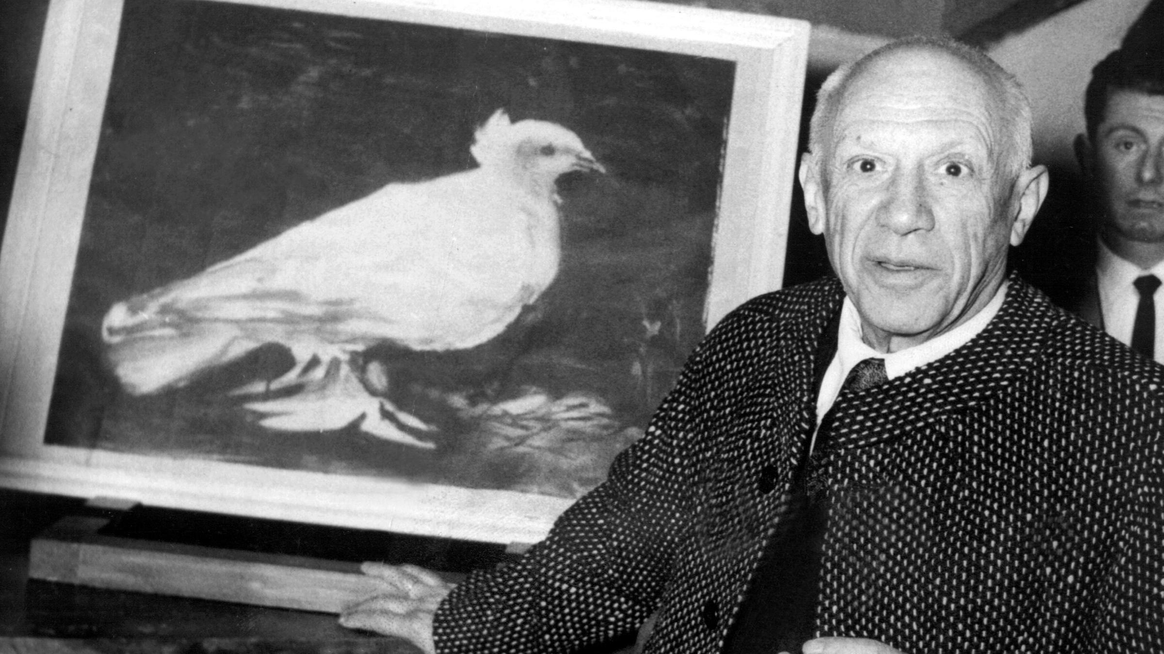 Der heute vor 50 Jahren verstorbene Künstler Pablo Picasso mit seinem Bild der Friedenstaube, ARCHIVBILD vom 24.02.1957, Antibes.