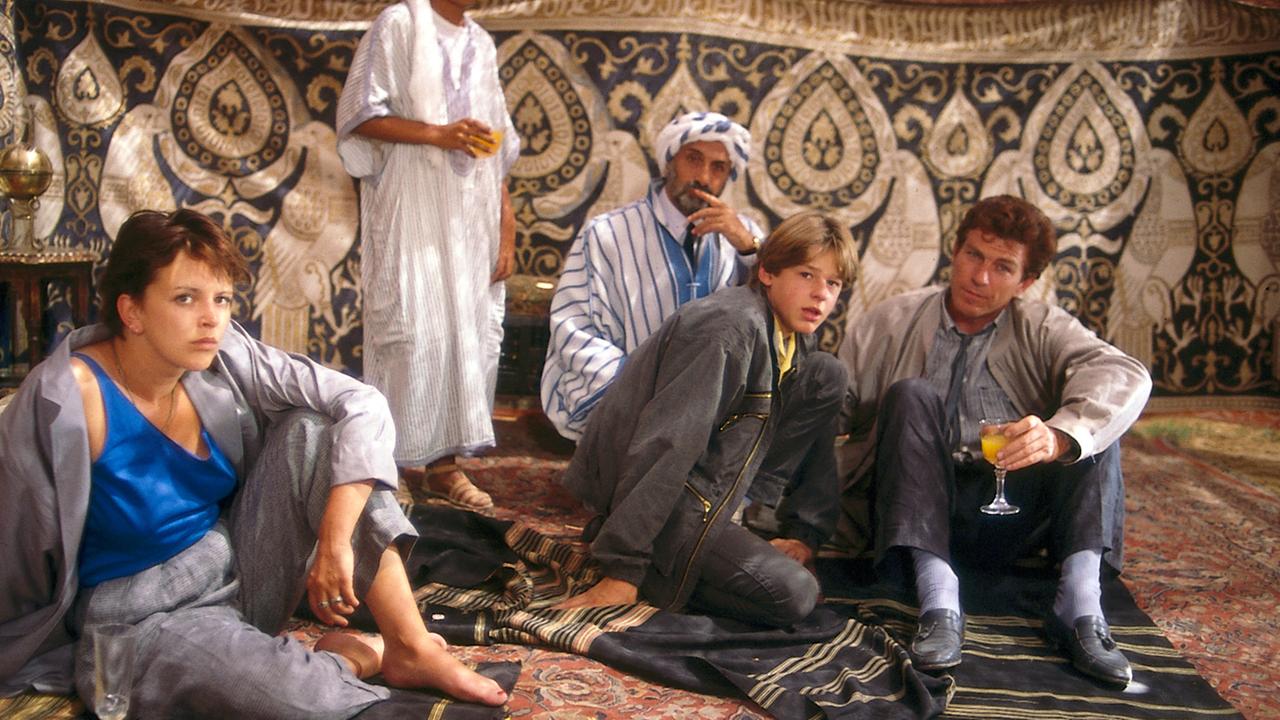 "Patrik Pacard (5)": Dr. Giovanna Castelli (Agnes Dünneisen ), Patrik Pacard (Hendrik Martz ) und Dimitri (Jean-Claude Bouillon ) werden von Prinz Ali gefangen gehalten.