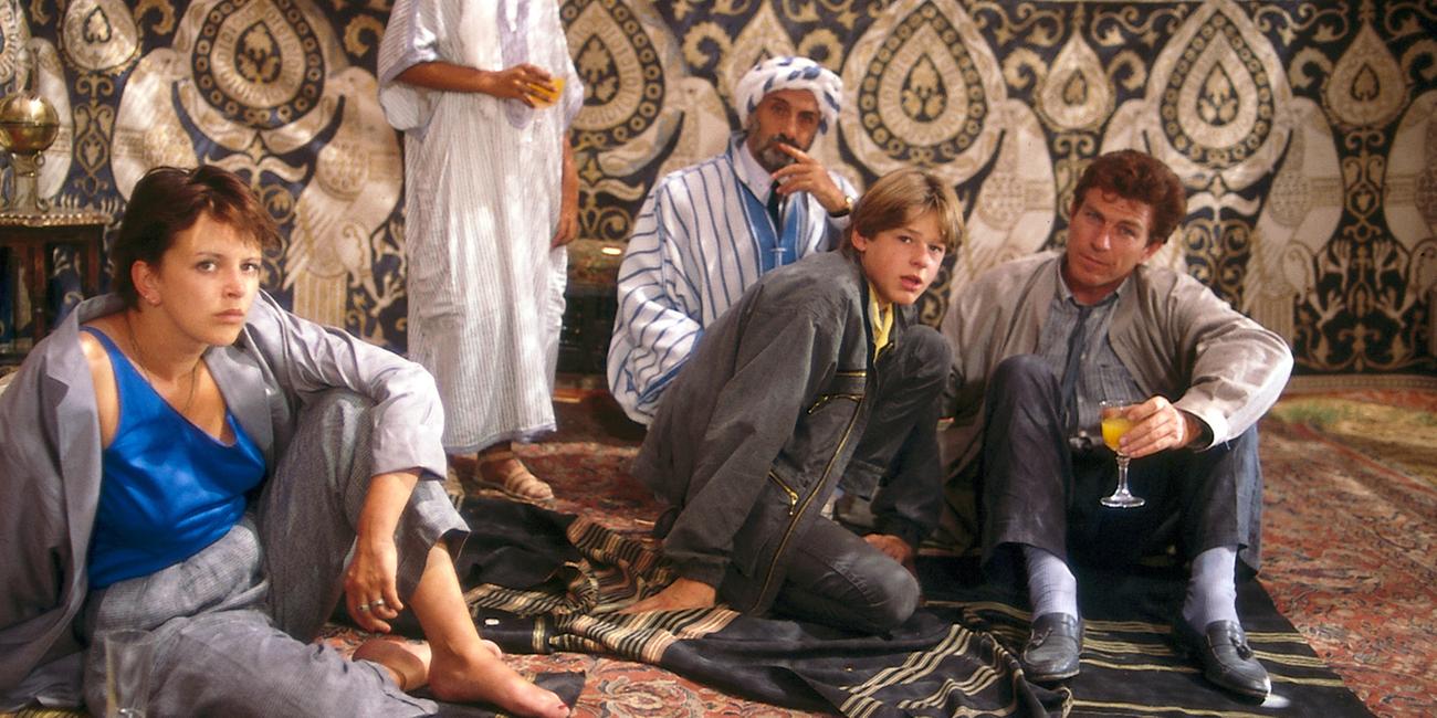 "Patrik Pacard (5)": Dr. Giovanna Castelli (Agnes Dünneisen ), Patrik Pacard (Hendrik Martz ) und Dimitri (Jean-Claude Bouillon ) werden von Prinz Ali gefangen gehalten.