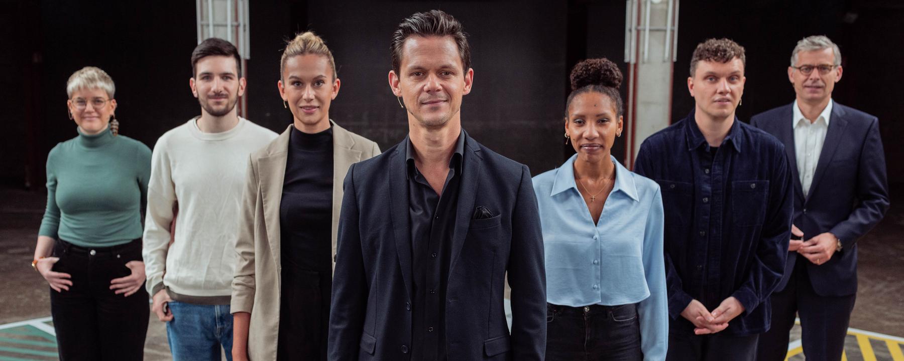 Jo Schück mit seinen Gästen: Judith Nurmann, Stadtplanerin, “Architects for Future”; Moritz Tapp, Student, BUNDjugend; Stefan Sommer, Journalist; Leonie, Influencerin mit Instagram-Kanal “Eigenheimliebe”; Kai Warnecke, Präsident Haus & Grund Deutschland; Cora Anuth, Stadtvorsitzende der Jungen Liberalen in München.