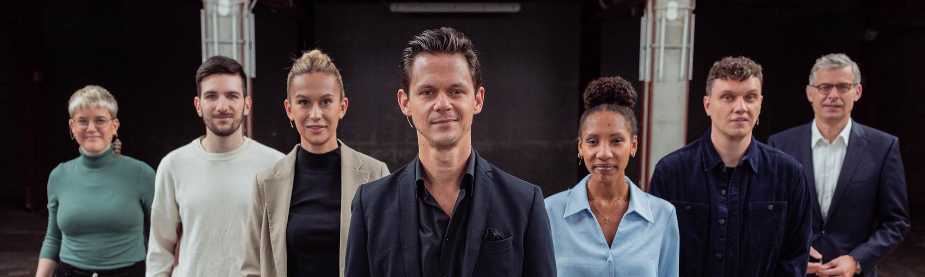 Jo Schück mit seinen Gästen: Judith Nurmann, Stadtplanerin, “Architects for Future”; Moritz Tapp, Student, BUNDjugend; Stefan Sommer, Journalist; Leonie, Influencerin mit Instagram-Kanal “Eigenheimliebe”; Kai Warnecke, Präsident Haus & Grund Deutschland; Cora Anuth, Stadtvorsitzende der Jungen Liberalen in München.