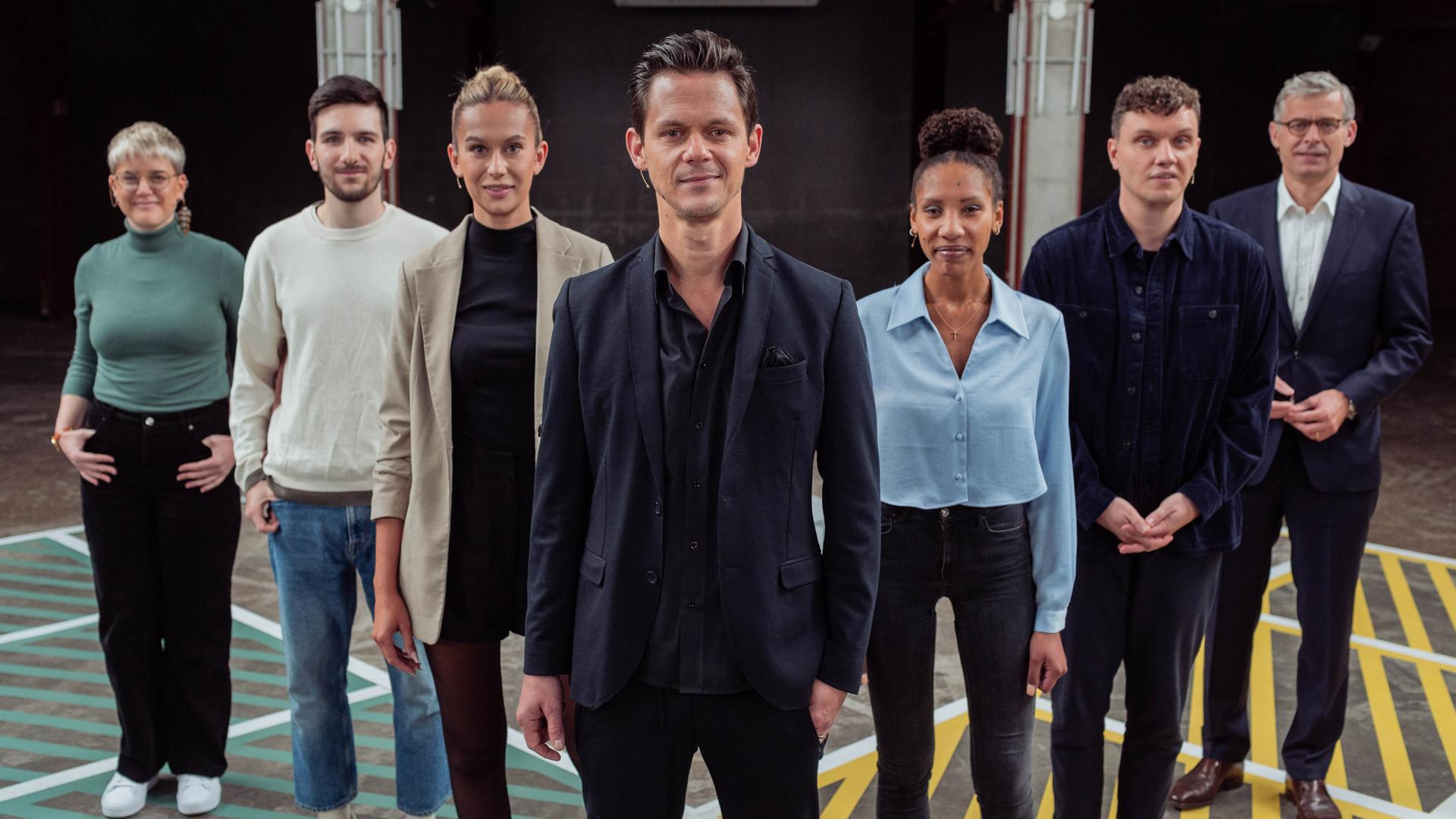 Jo Schück mit seinen Gästen: Judith Nurmann, Stadtplanerin, “Architects for Future”; Moritz Tapp, Student, BUNDjugend; Stefan Sommer, Journalist; Leonie, Influencerin mit Instagram-Kanal “Eigenheimliebe”; Kai Warnecke, Präsident Haus & Grund Deutschland; Cora Anuth, Stadtvorsitzende der Jungen Liberalen in München.