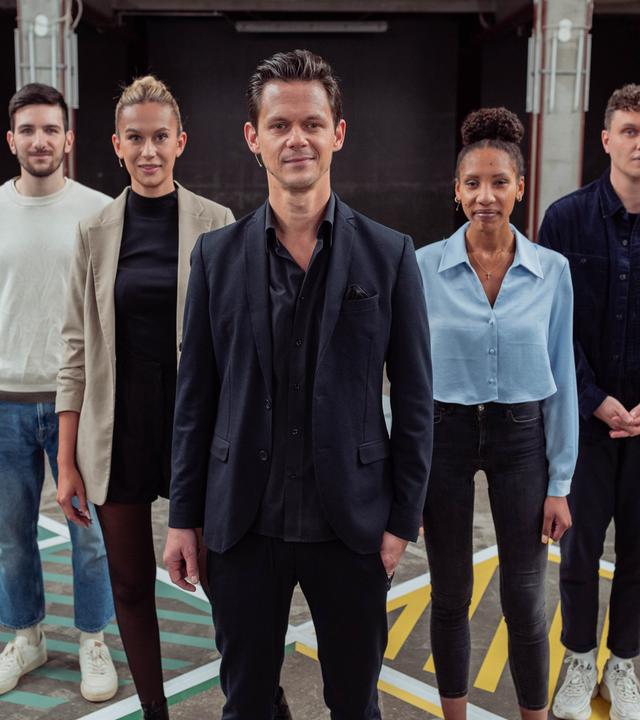 Jo Schück mit seinen Gästen: Judith Nurmann, Stadtplanerin, “Architects for Future”; Moritz Tapp, Student, BUNDjugend; Stefan Sommer, Journalist; Leonie, Influencerin mit Instagram-Kanal “Eigenheimliebe”; Kai Warnecke, Präsident Haus & Grund Deutschland; Cora Anuth, Stadtvorsitzende der Jungen Liberalen in München.