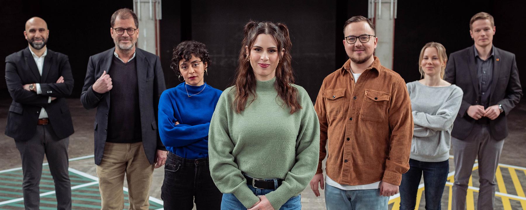 Host Salwa Houmsi mit Gästen