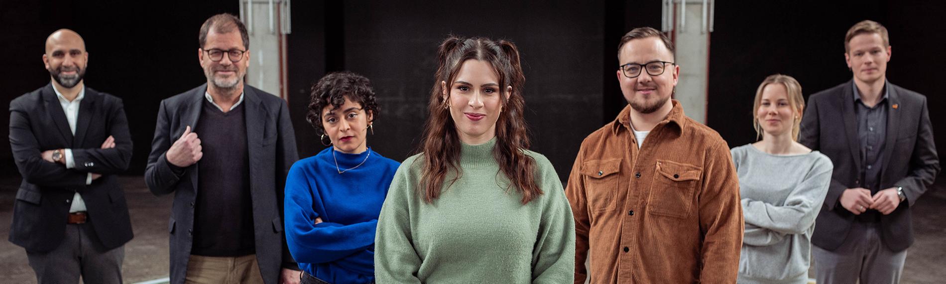 Host Salwa Houmsi mit Gästen