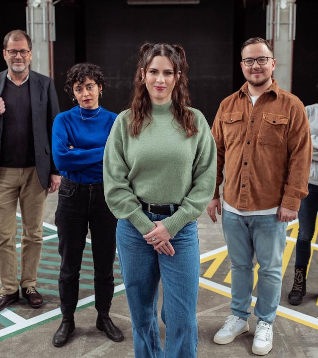 Host Salwa Houmsi mit Gästen