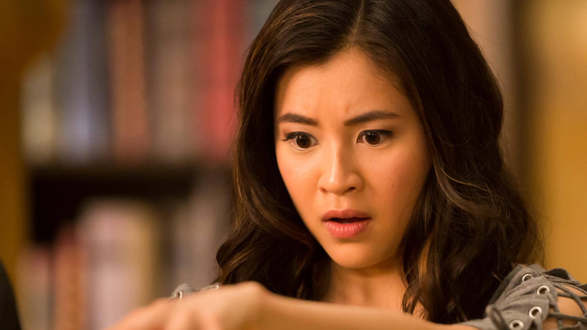 Kyra berührt mit ihrem ausgestreckten Arm und mit einem erstaunten Gesichtsausdruck eine Kugel.