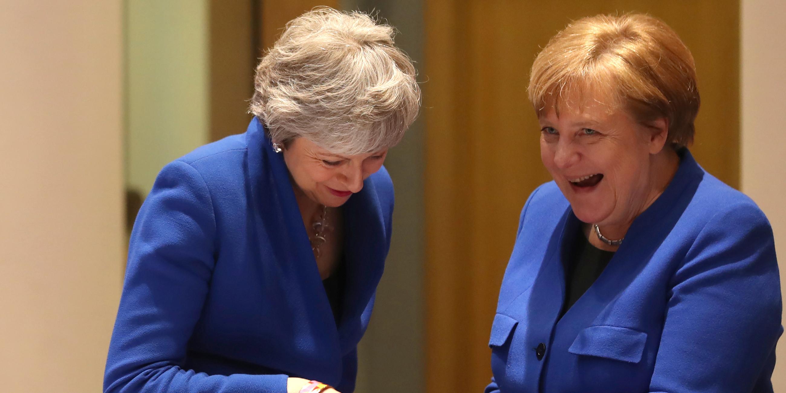 Das Bild zeigt Angela Merkel lachend mit der britischen Premierministerin Theresa May.